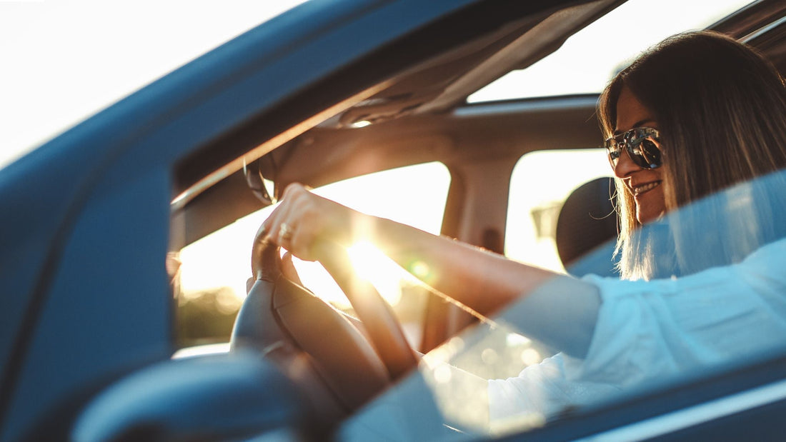 Dame onderweg in auto