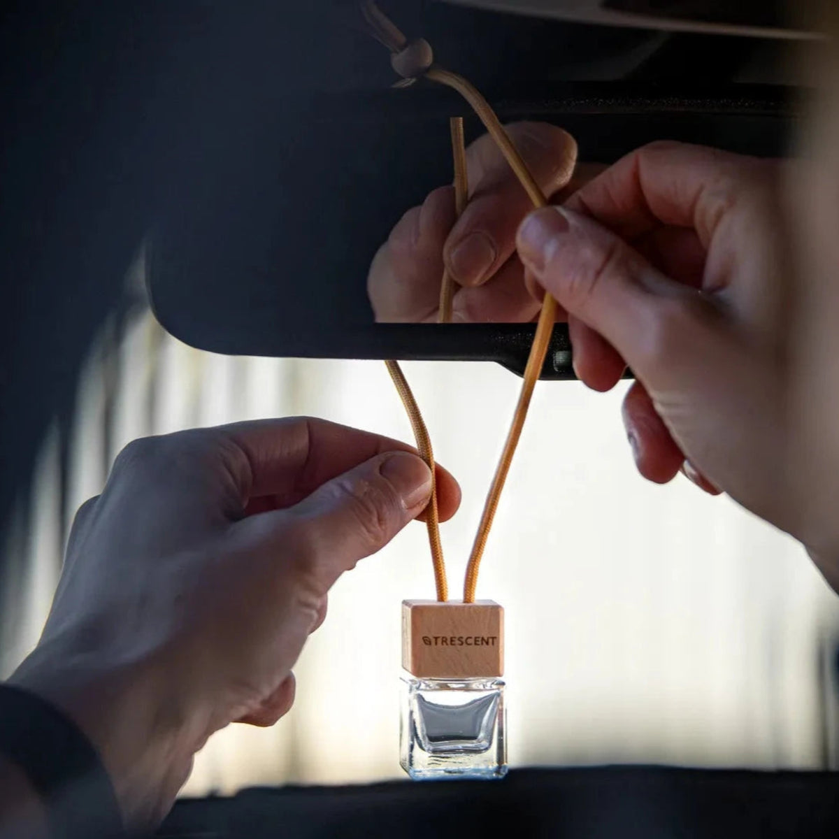 Autoparfum van Trescent hangend aan een binnenspiegel