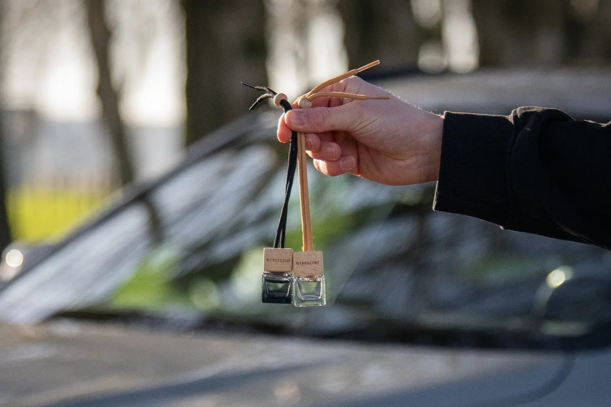 Transparant en donker autoparfum flesje van Trescent