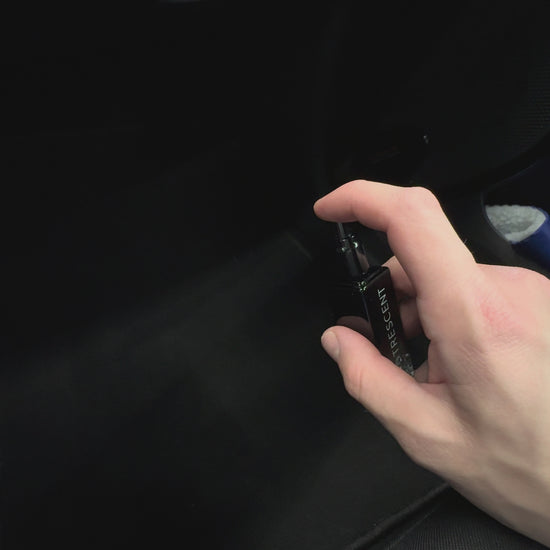 Autoparfum spray van Trescent in gebruik 
