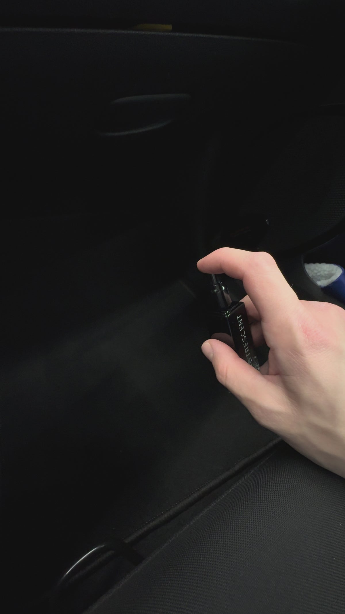 Autoparfum spray van Trescent in gebruik 