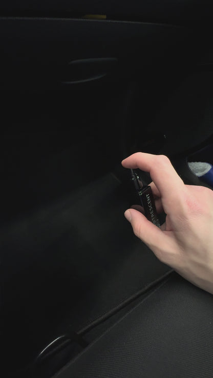 Autoparfum spray van Trescent in gebruik 